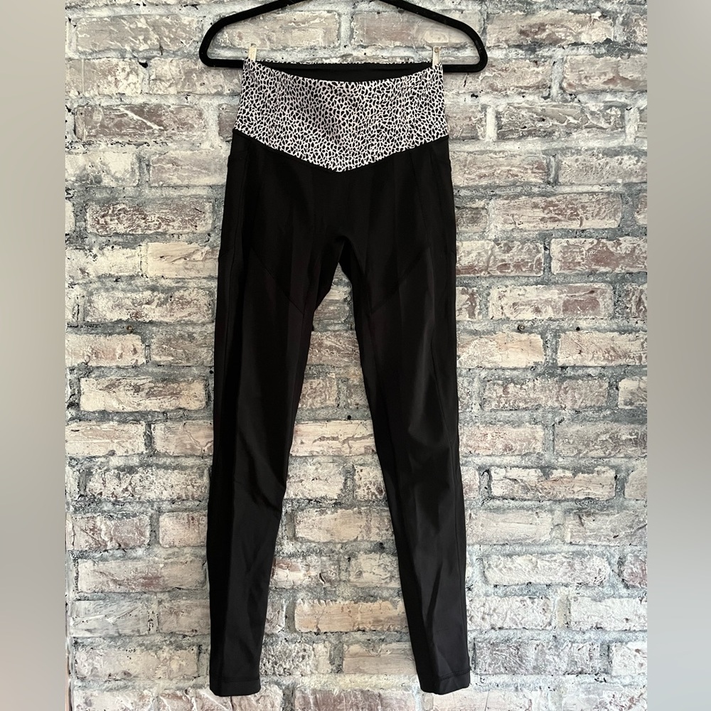 Lululemon leggings in excellent condition, two side pockets, back hidden pocket
